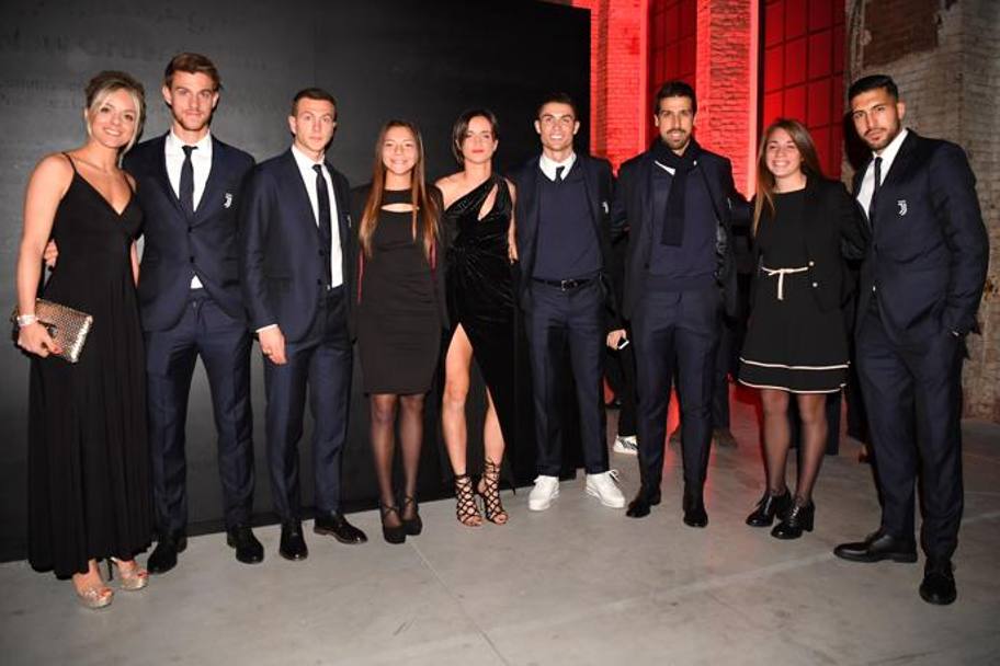 Rugani, Bernardeschi, Cristiano Ronaldo, Khedira e Emre Can alla Xmas Dinner con Rosucci, Bonanzea e Caruso, calciatrici della Juve femminile. Getty
